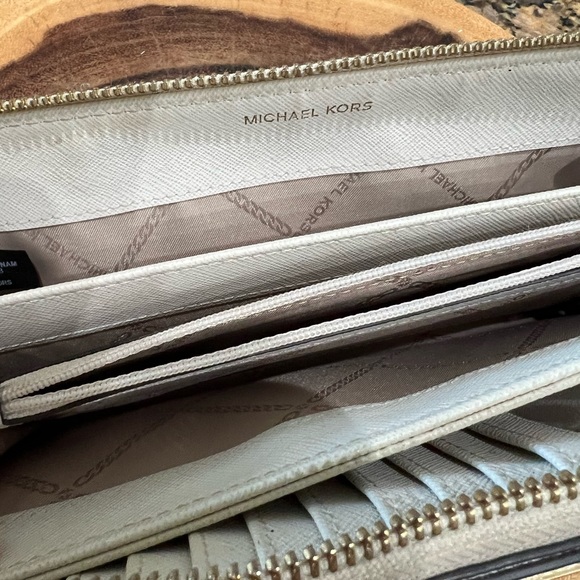 Michael Kors Abbey backpack and matching wallet - Picture 14 of 16